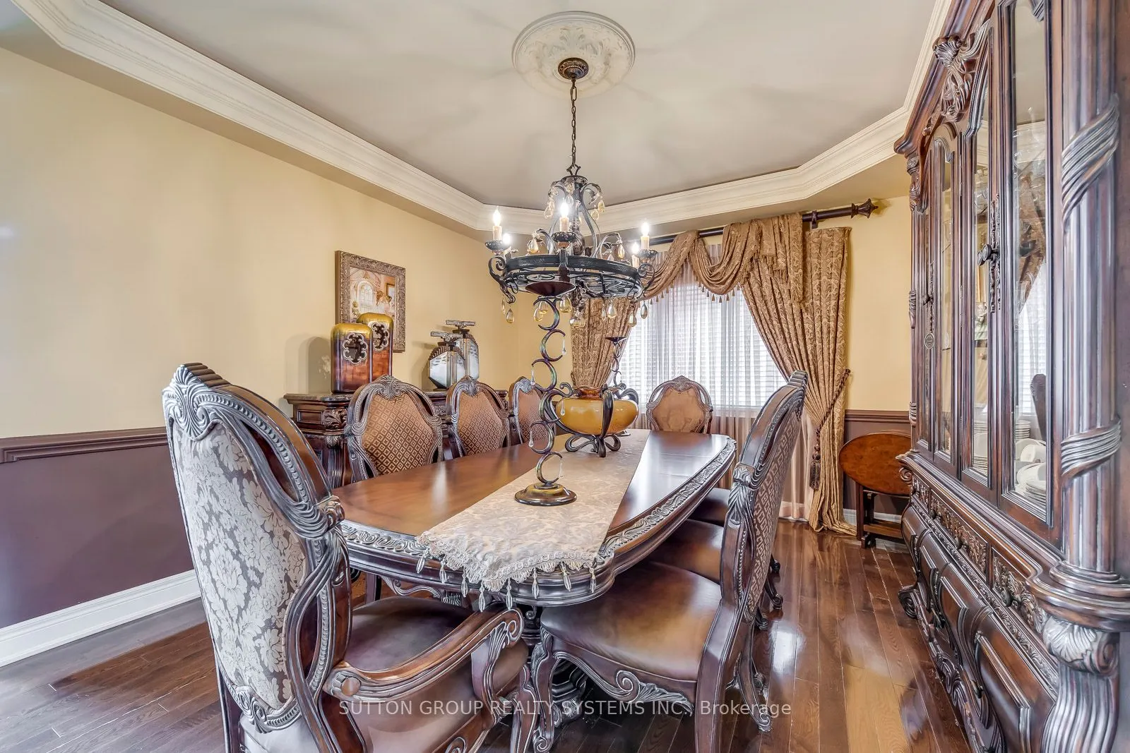 2284 Nena Cres