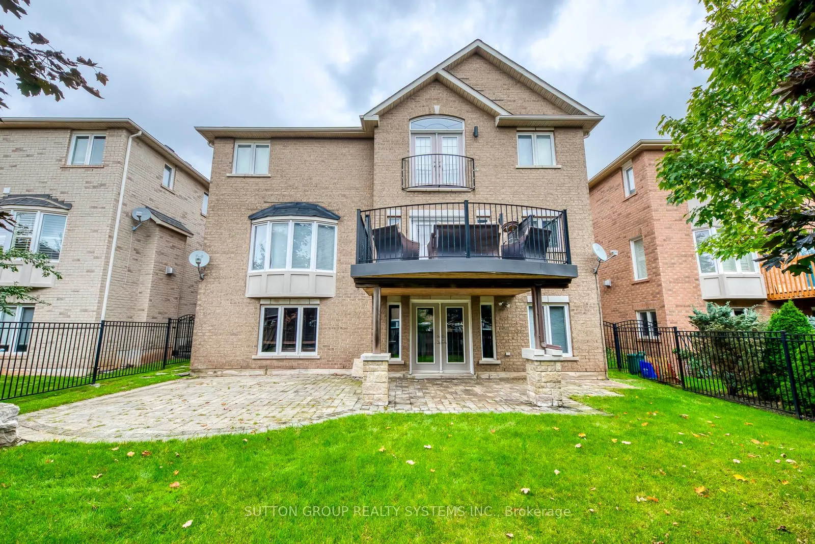 2284 Nena Cres