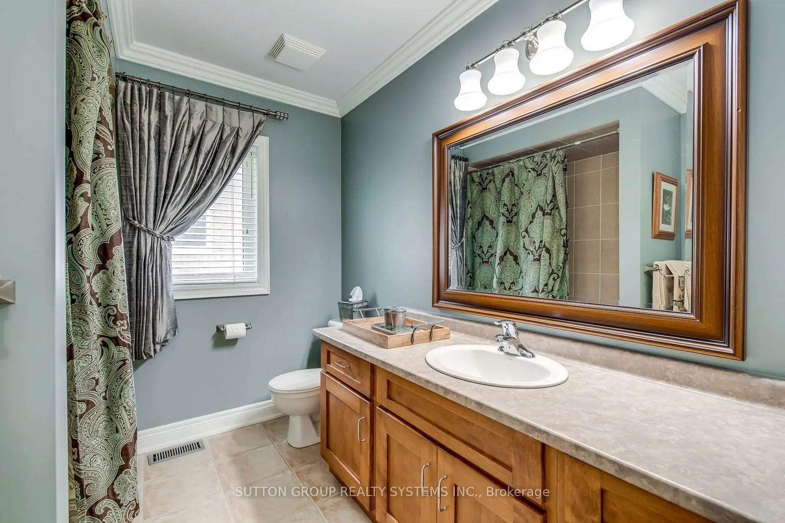 2284 Nena Cres