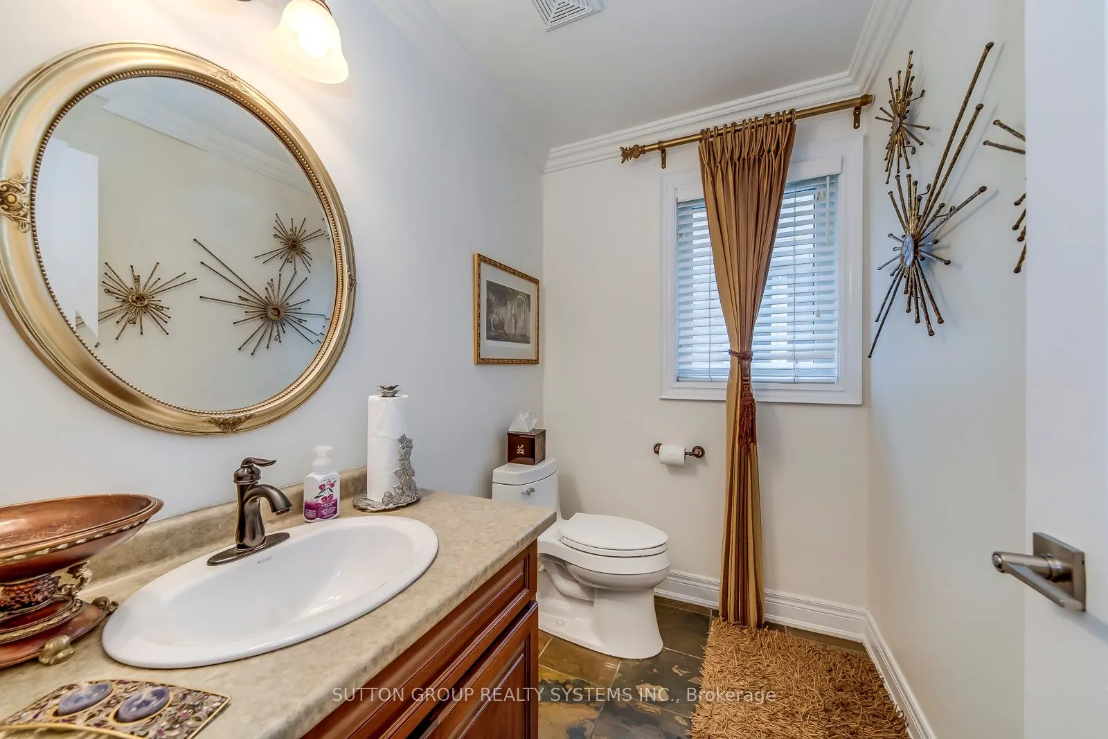 2284 Nena Cres