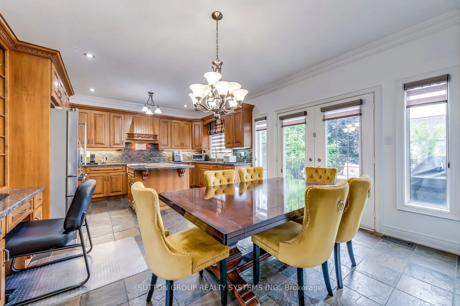 2284 Nena Cres