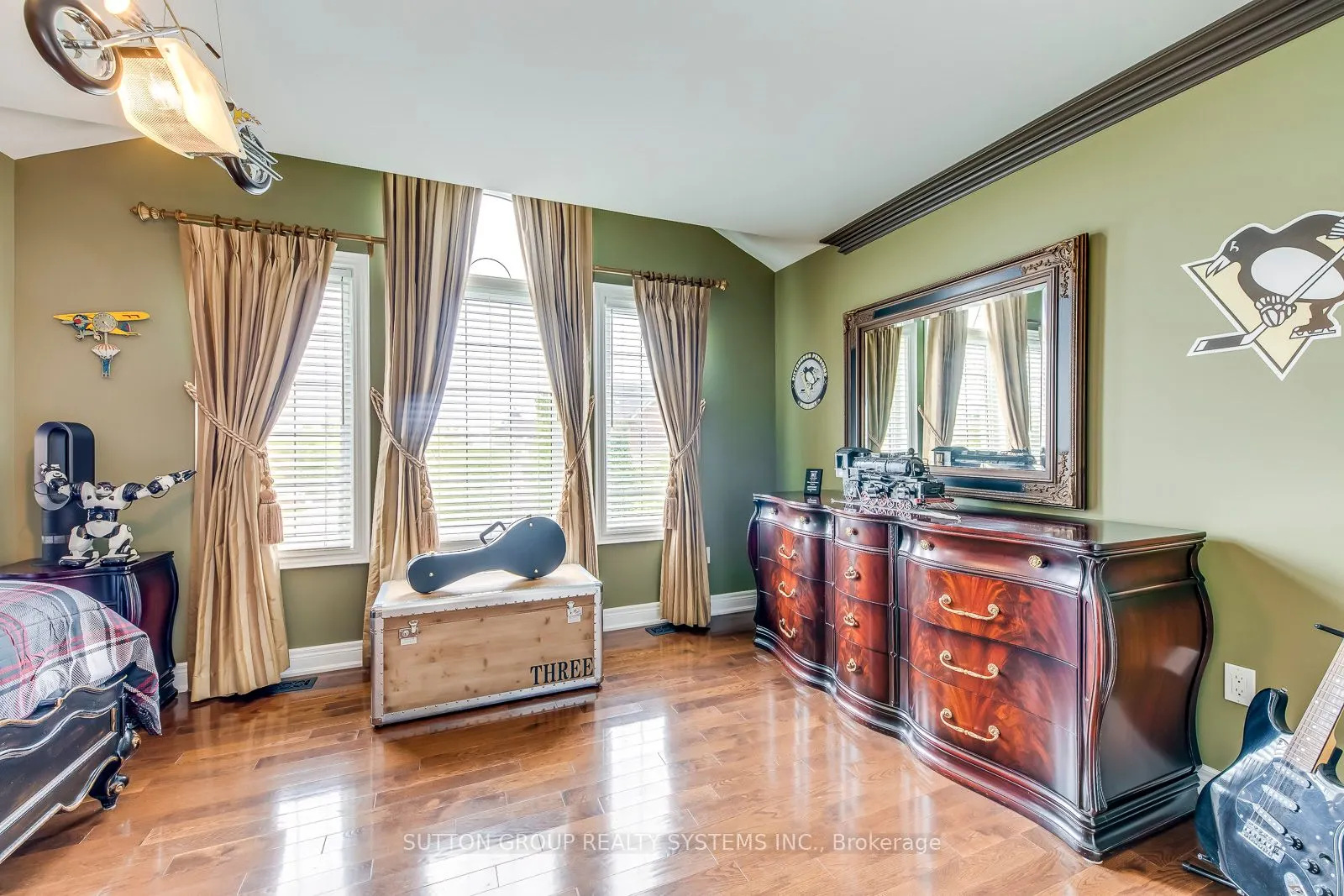 2284 Nena Cres