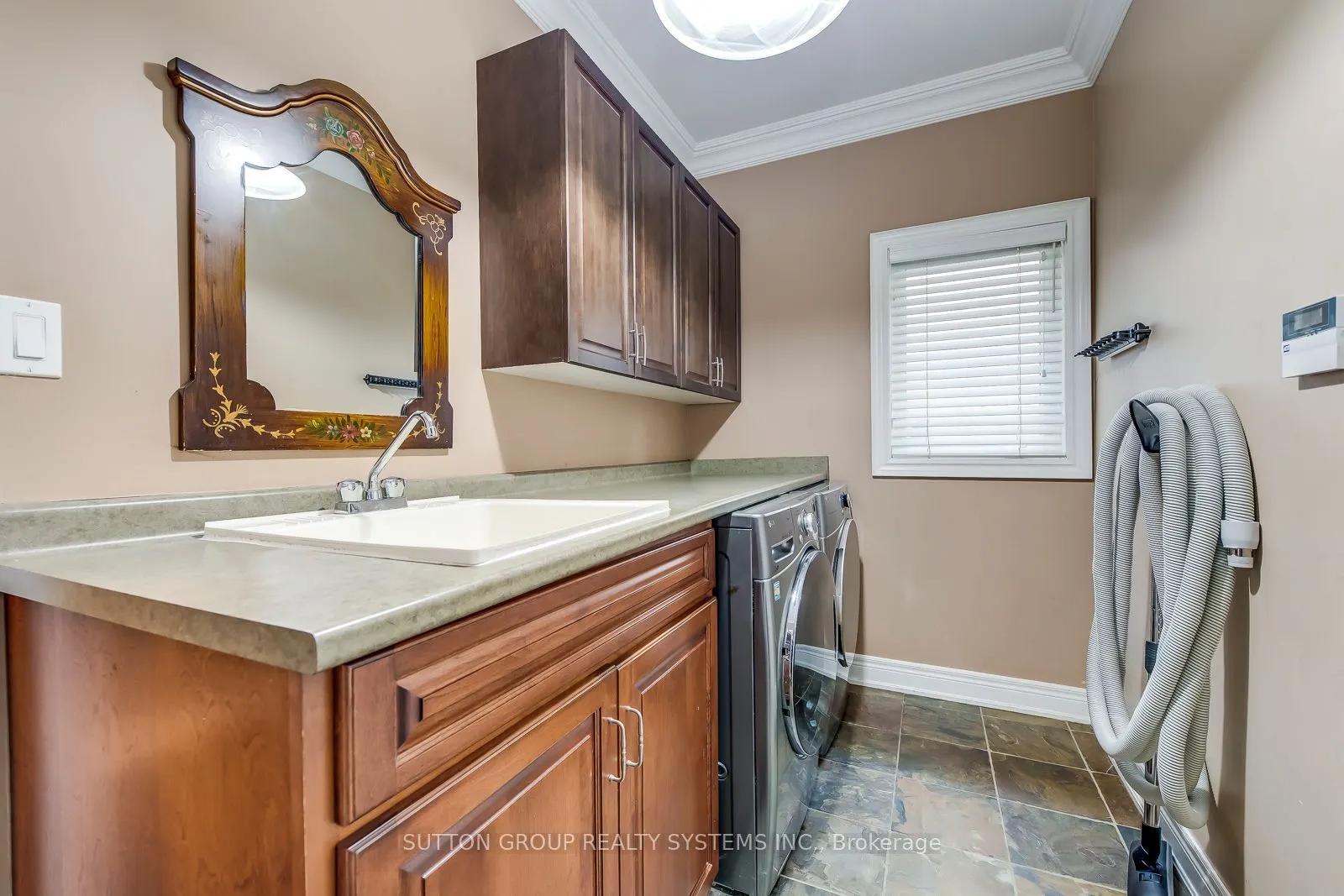 2284 Nena Cres