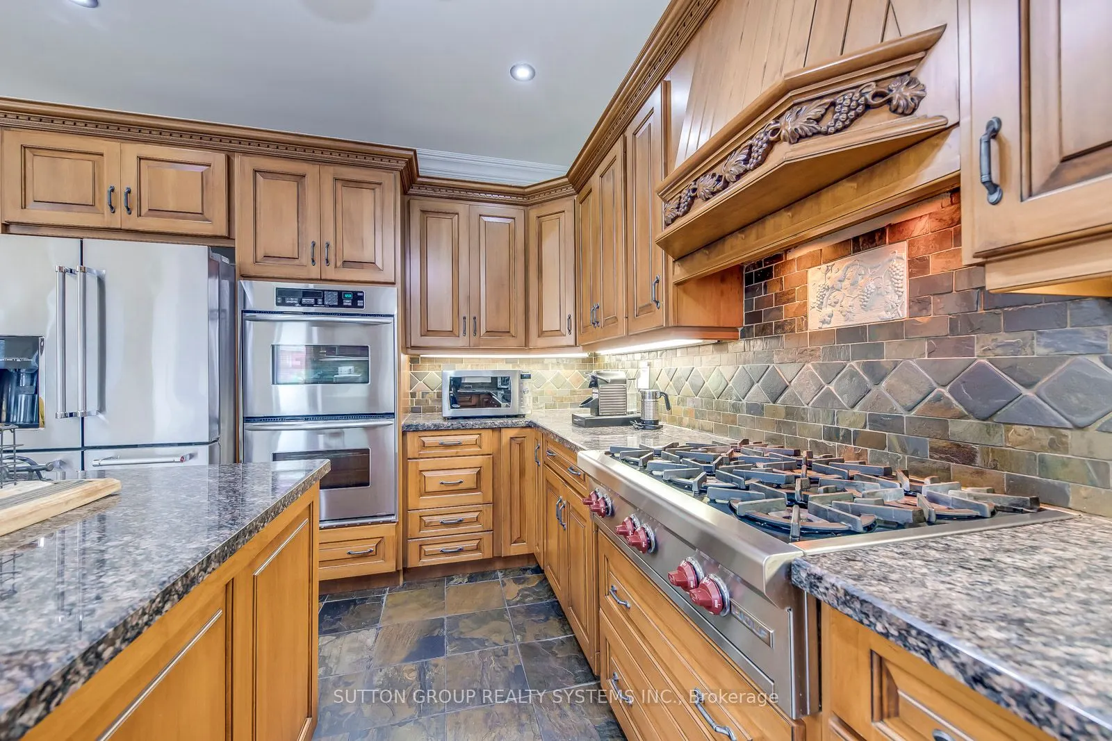 2284 Nena Cres