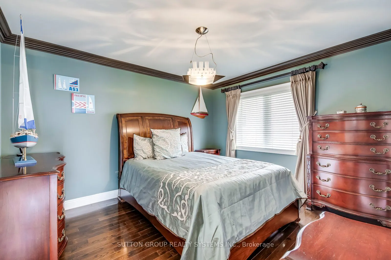 2284 Nena Cres