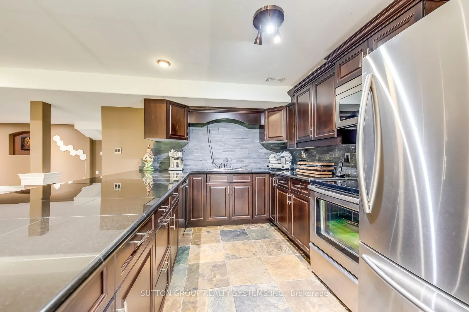 2284 Nena Cres