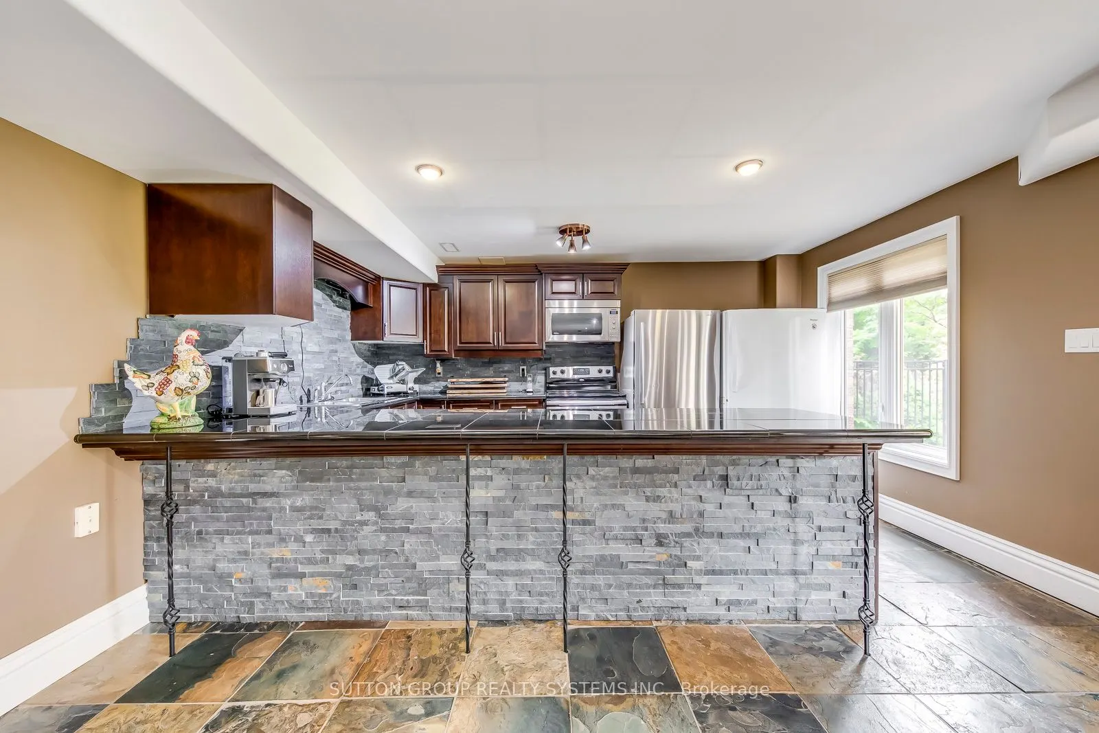 2284 Nena Cres