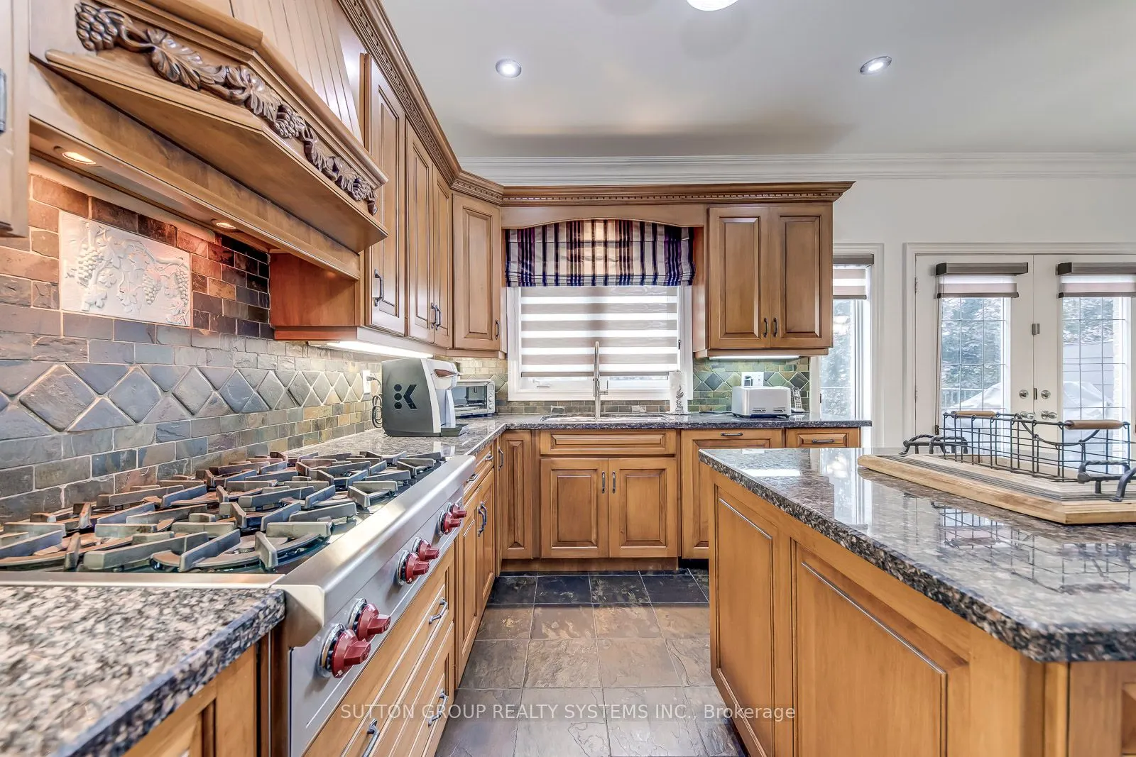 2284 Nena Cres