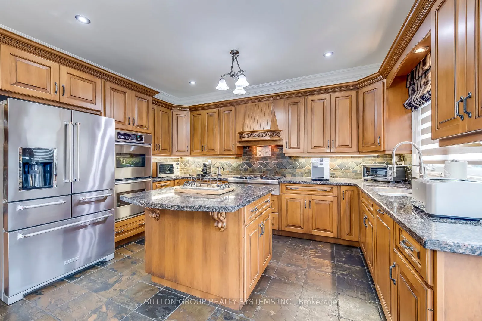 2284 Nena Cres