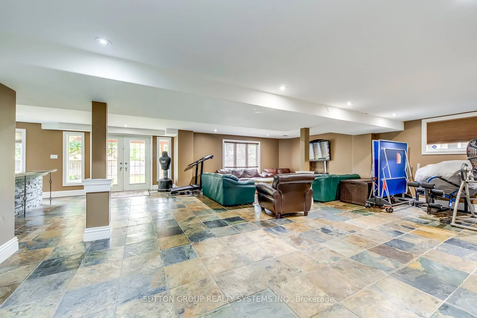 2284 Nena Cres