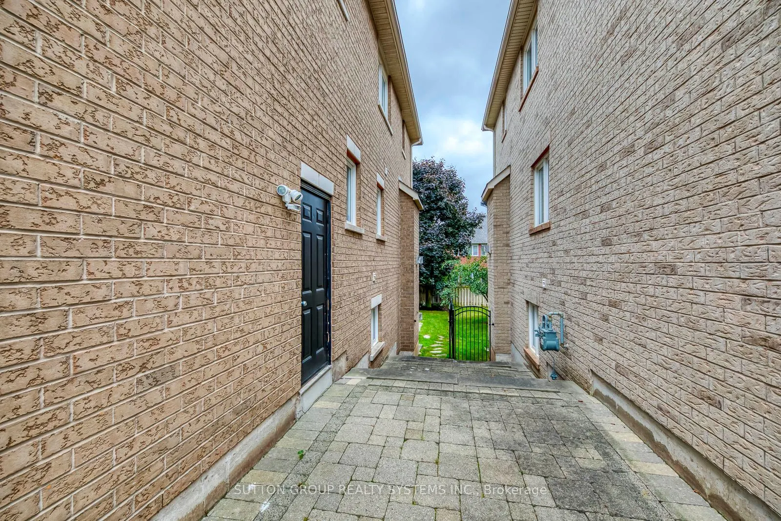 2284 Nena Cres