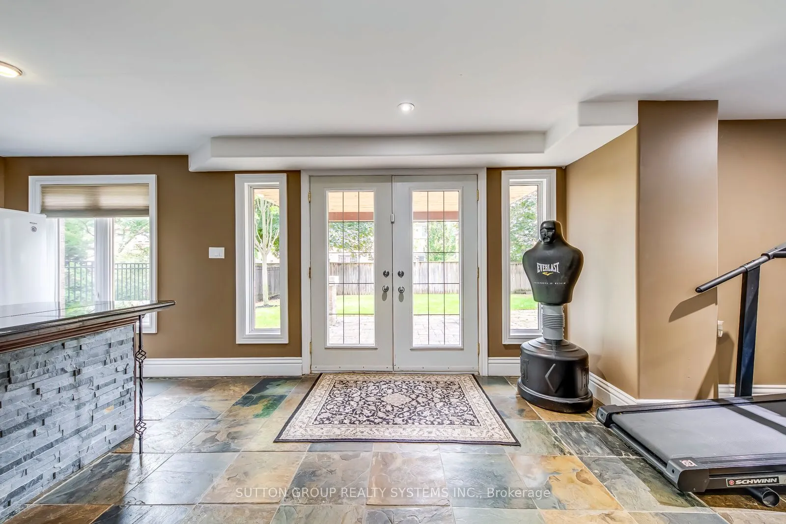 2284 Nena Cres