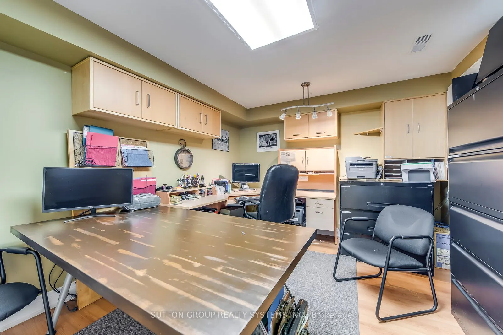 2284 Nena Cres