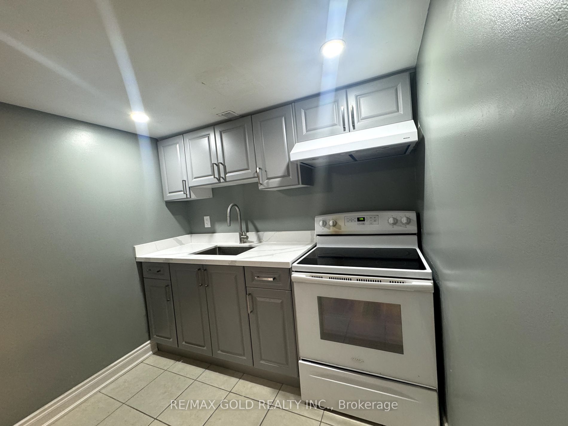 6 Lillian Cres