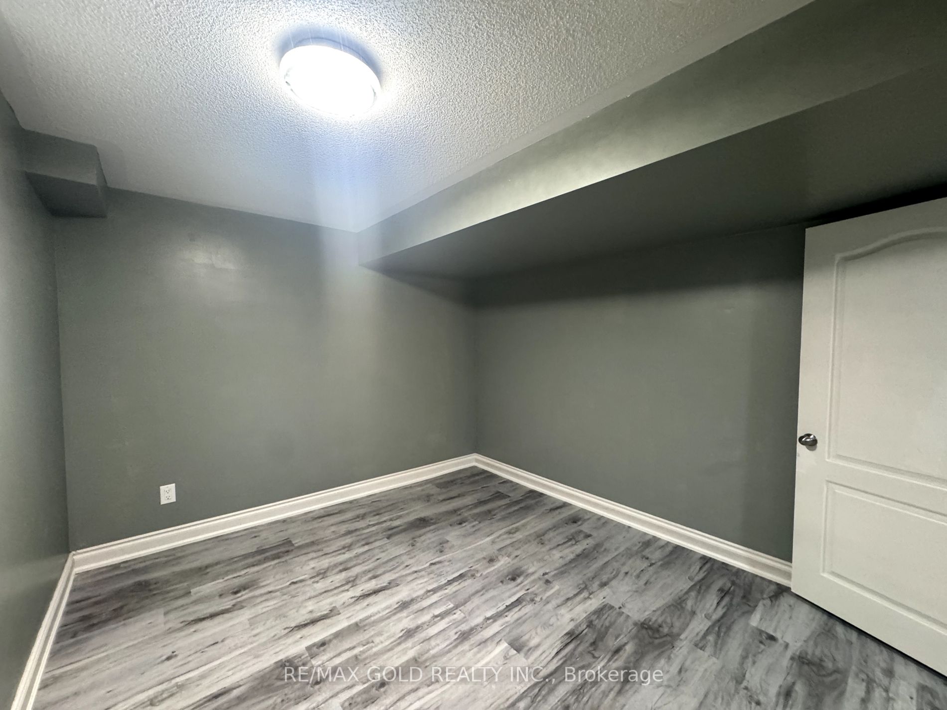 6 Lillian Cres