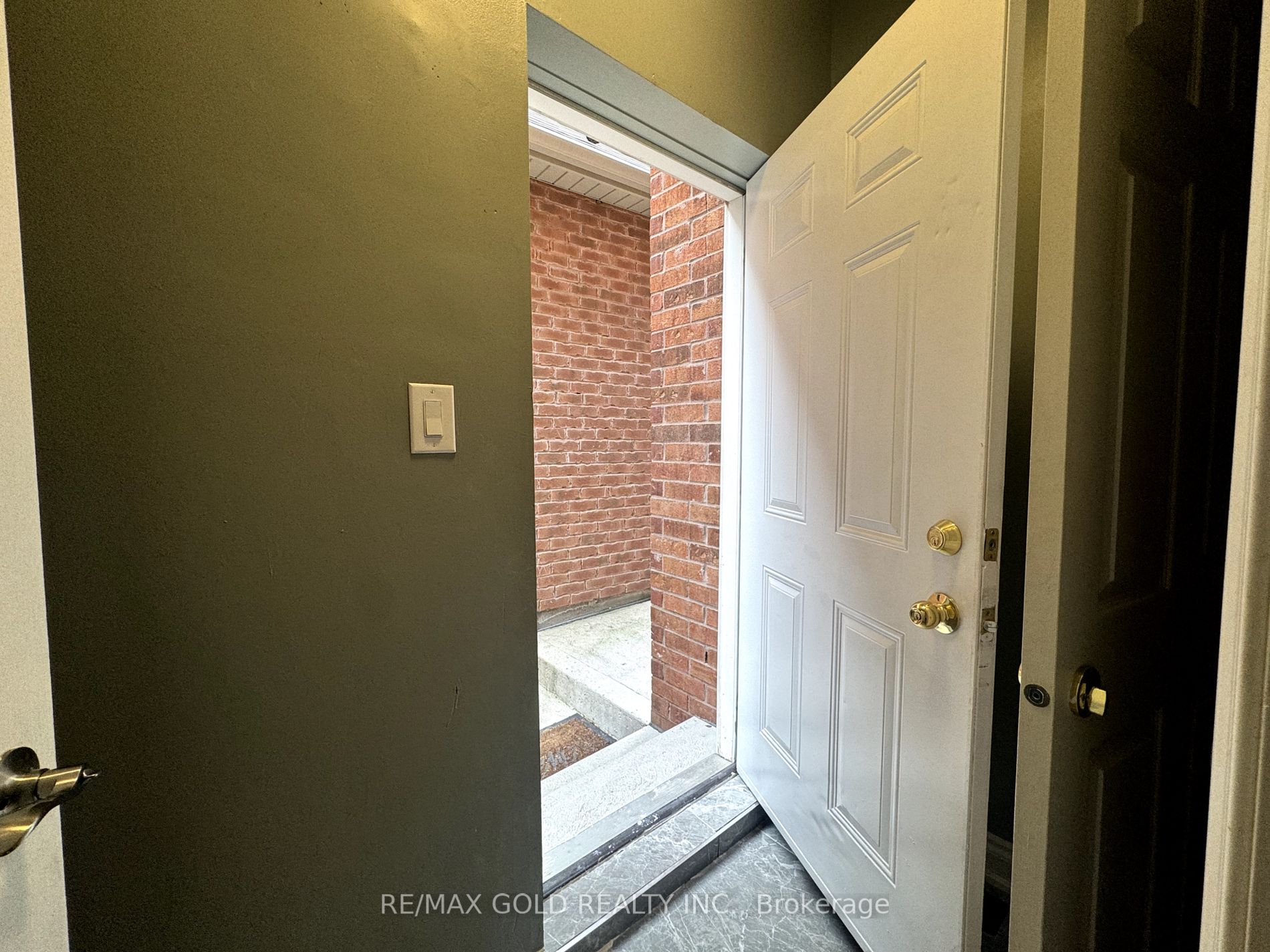 6 Lillian Cres