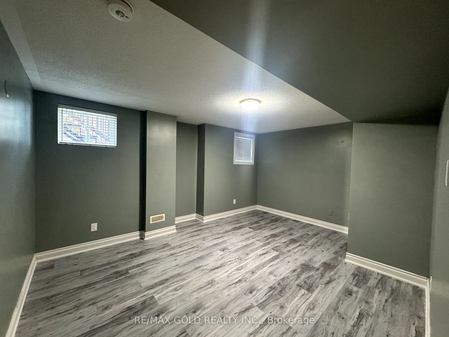 6 Lillian Cres