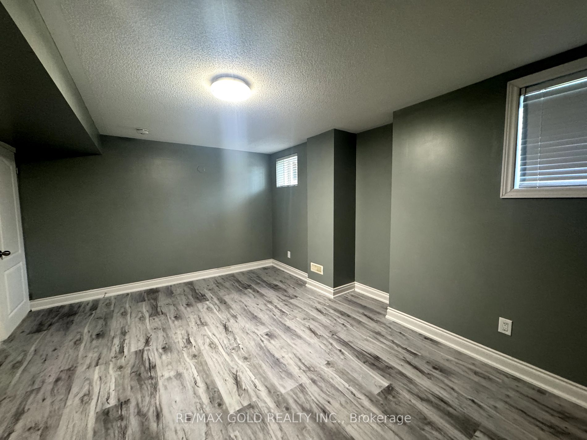 6 Lillian Cres