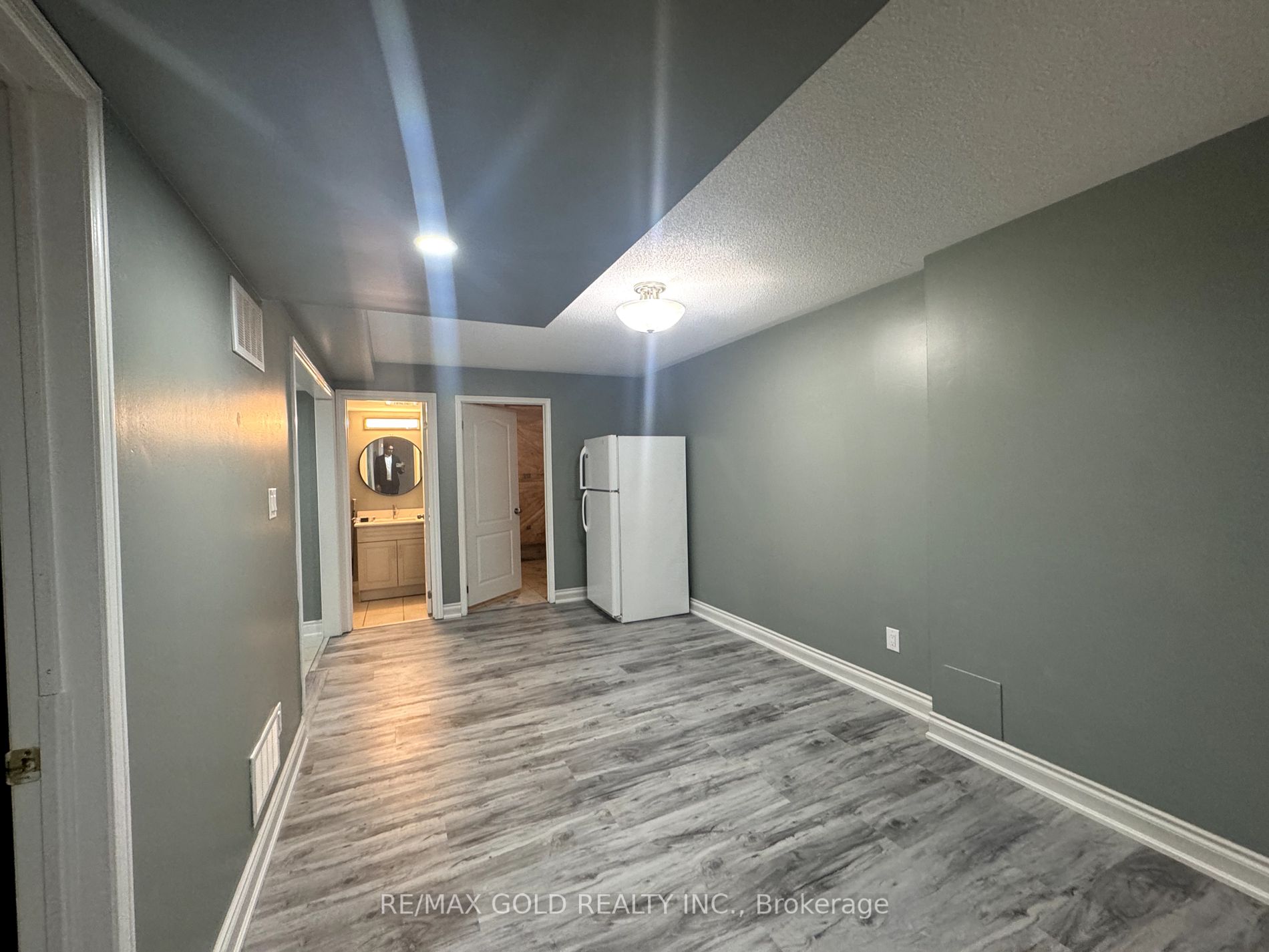 6 Lillian Cres