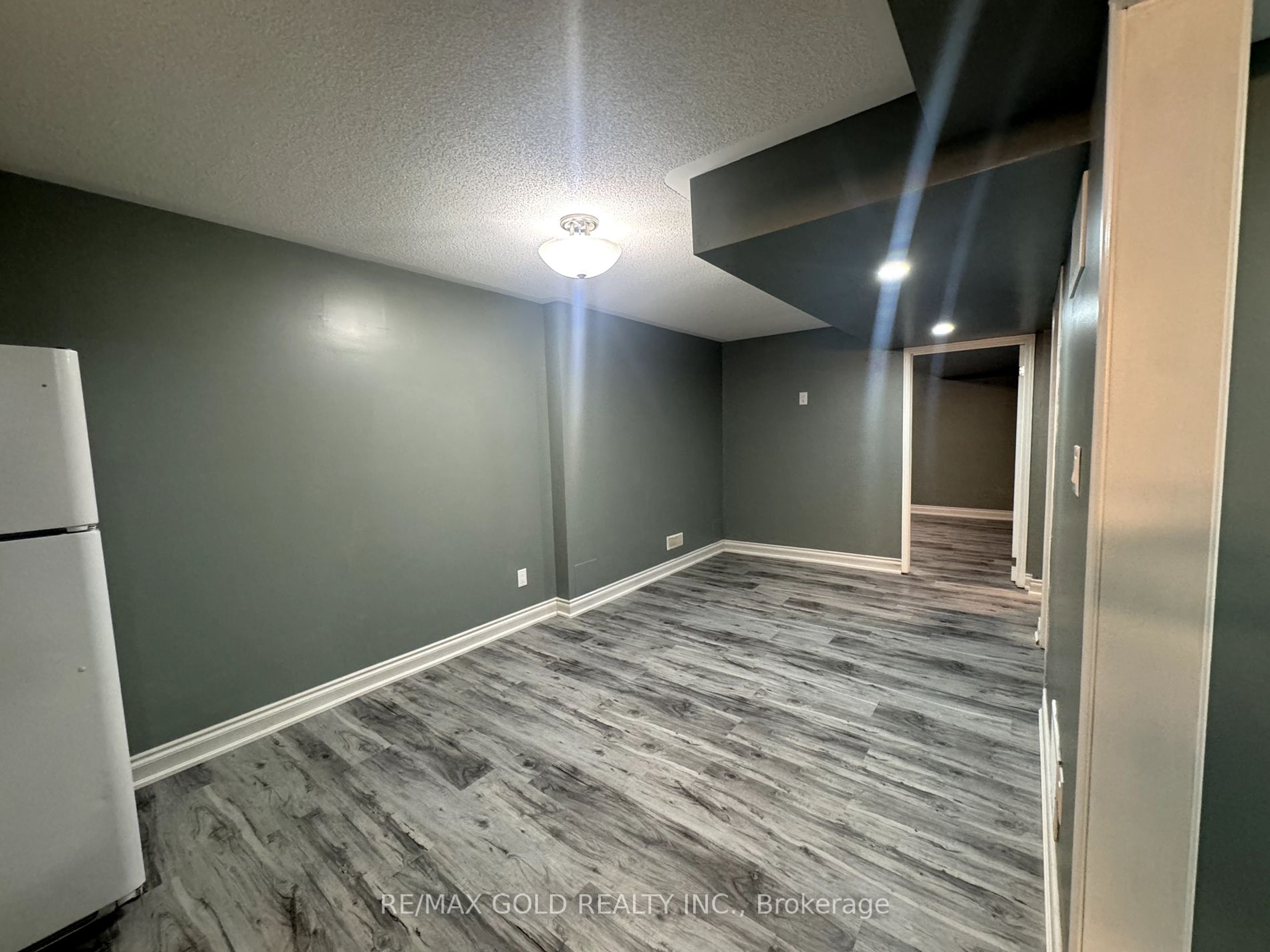 6 Lillian Cres