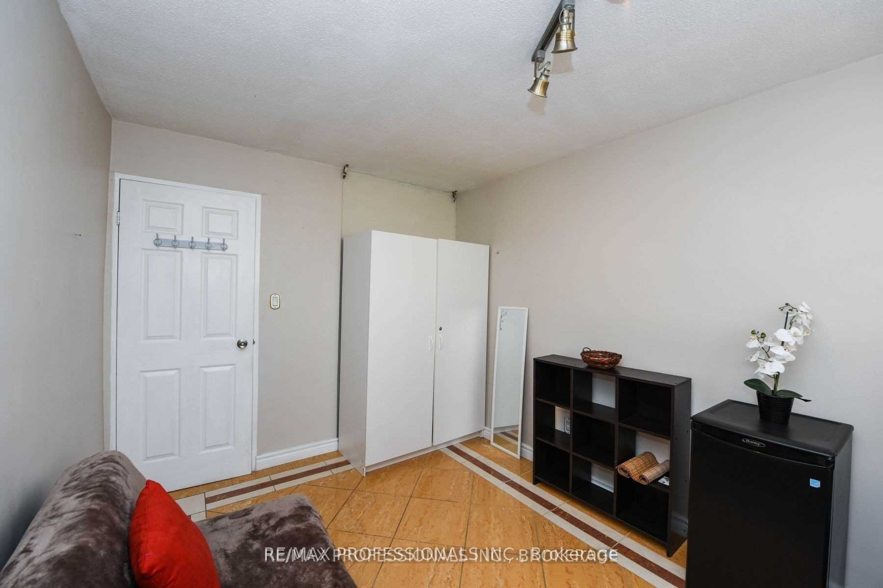 11 Wincott Dr, #1910