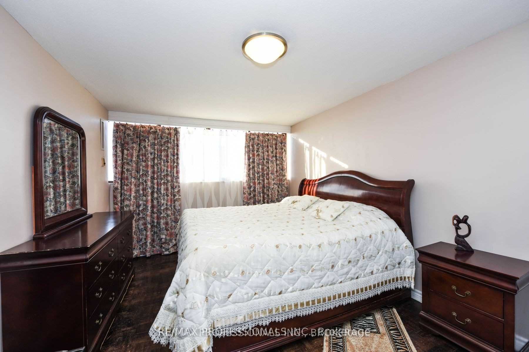 11 Wincott Dr, #1910