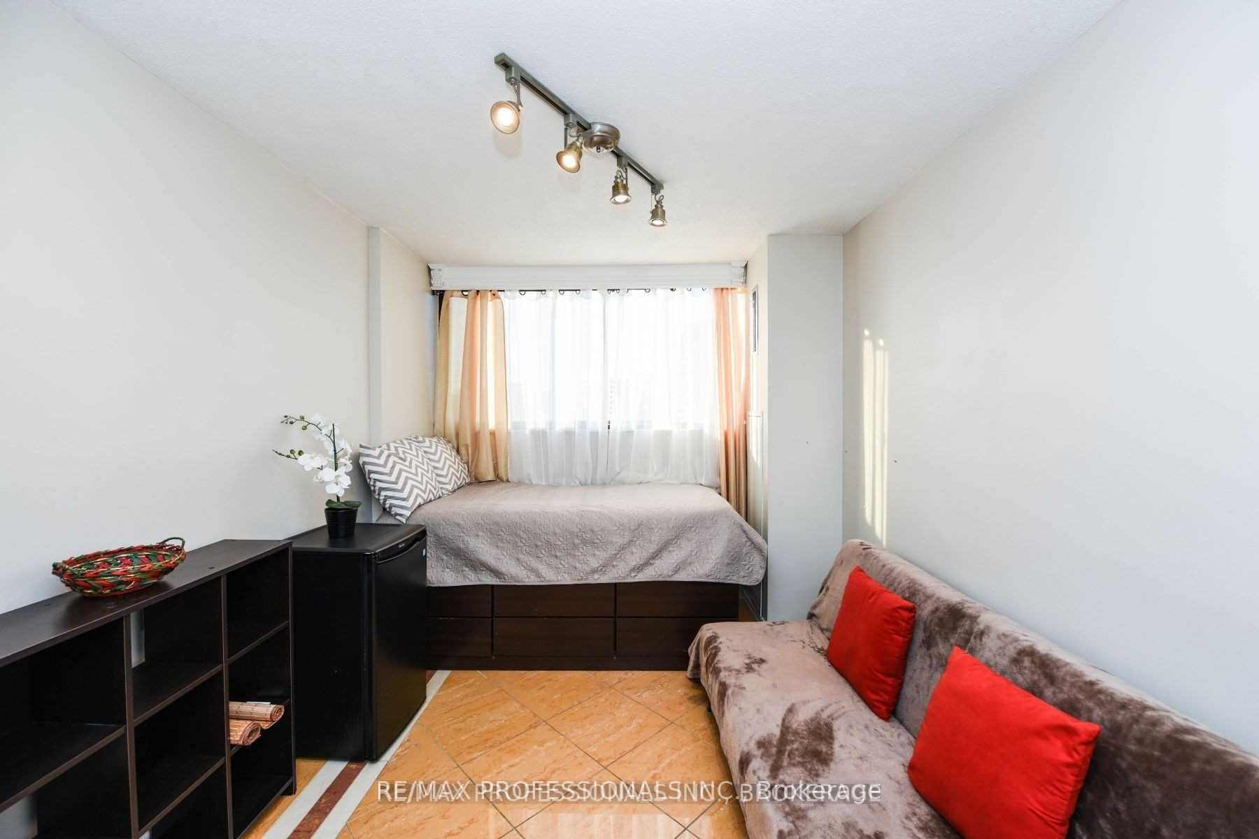 11 Wincott Dr, #1910