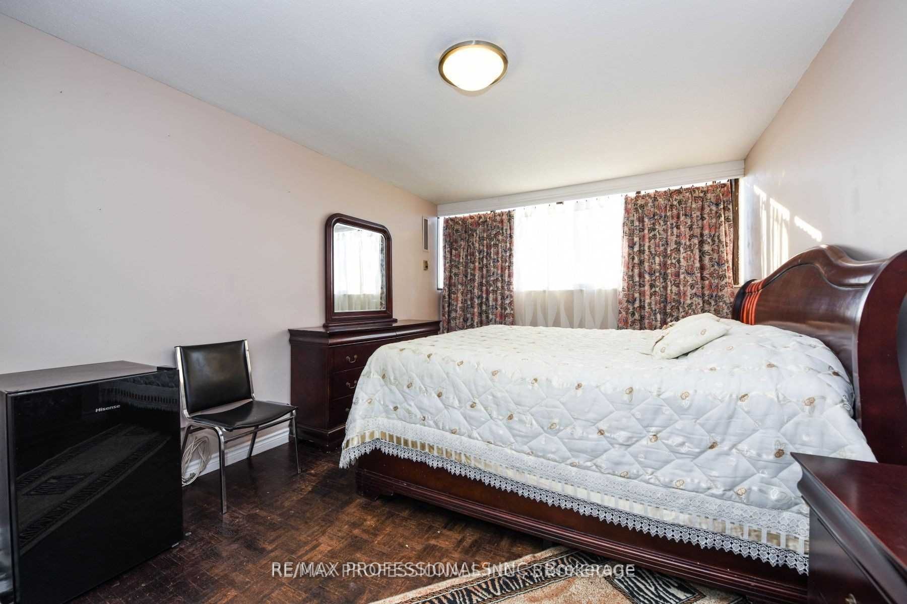 11 Wincott Dr, #1910