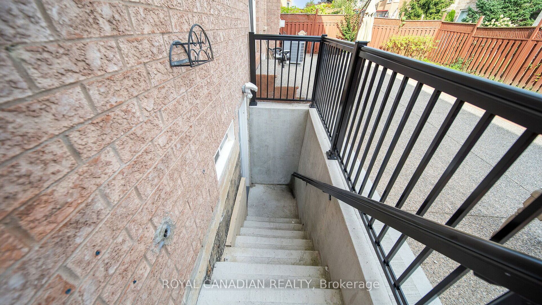 19 Outlook Ave