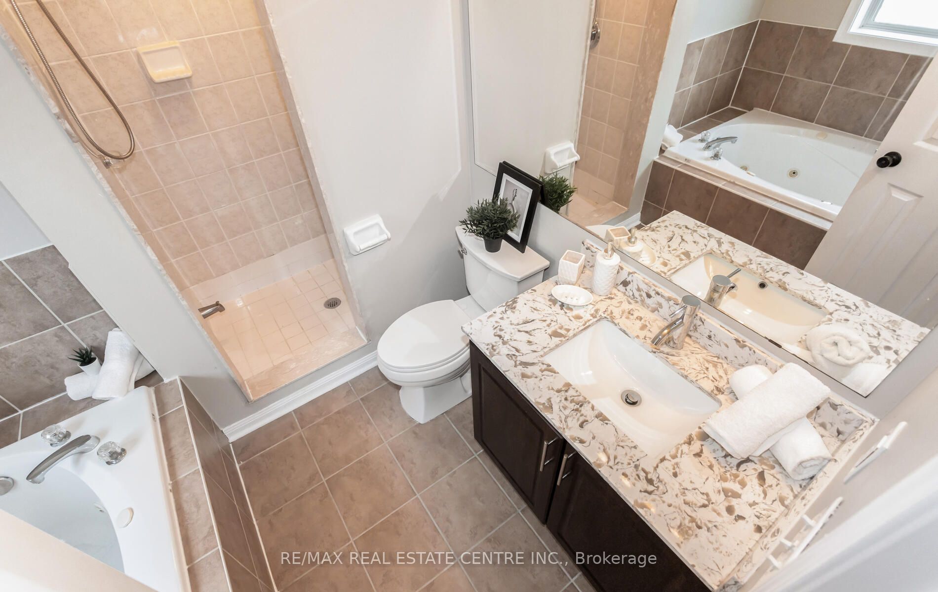 1104 Barclay Circ