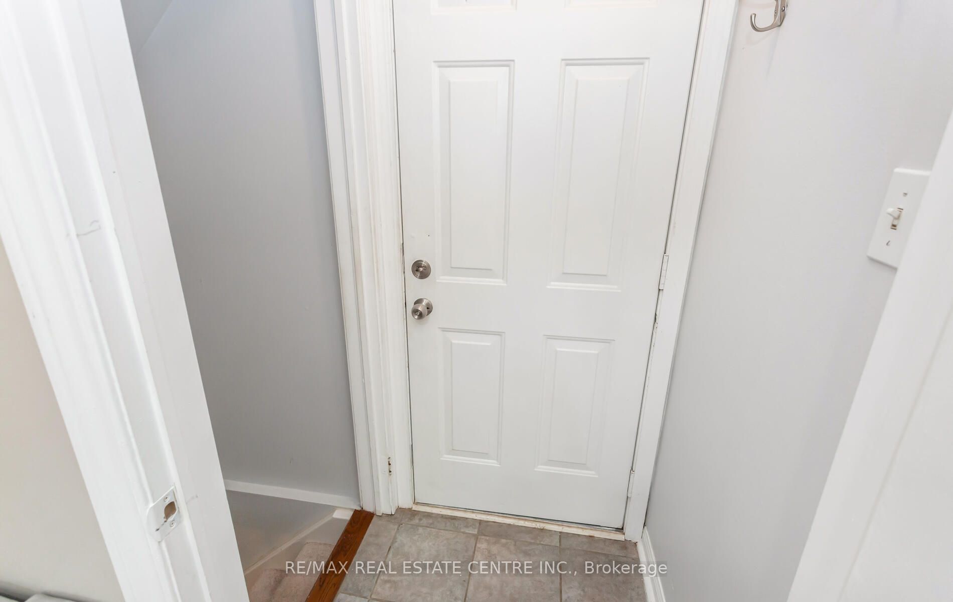 1104 Barclay Circ