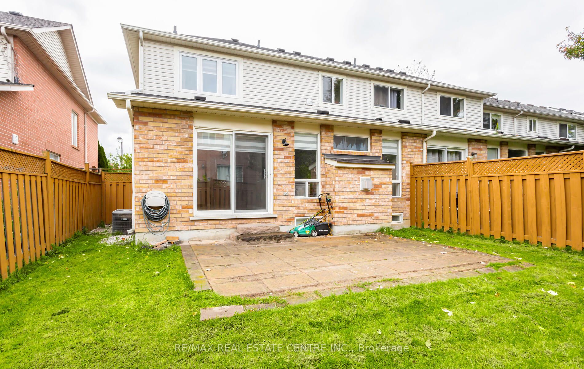 1104 Barclay Circ
