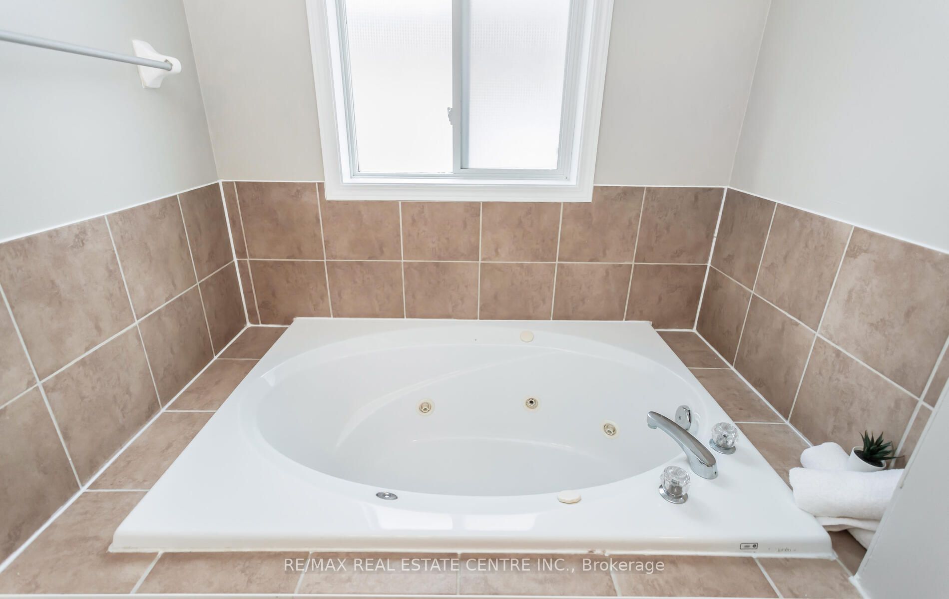 1104 Barclay Circ