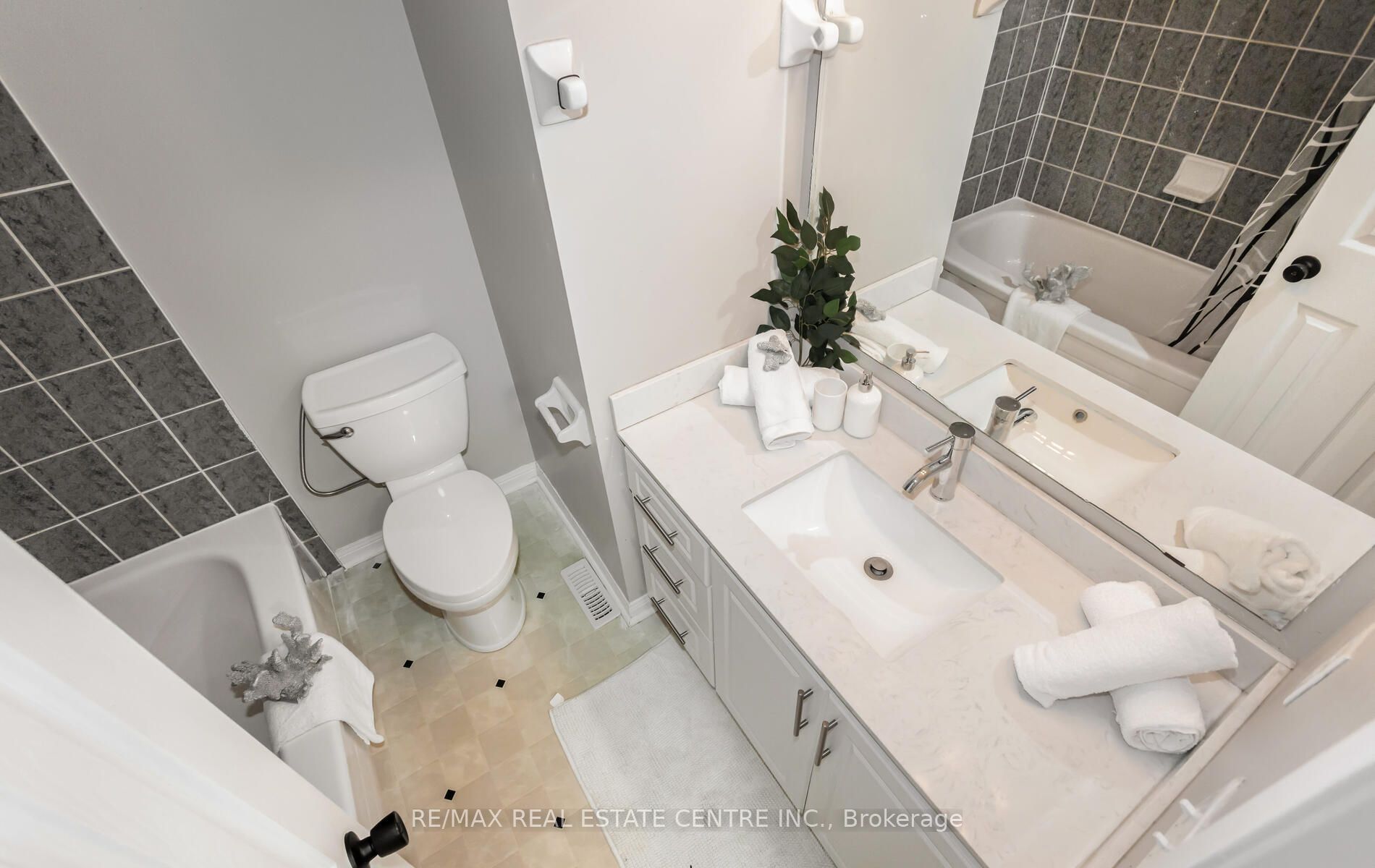 1104 Barclay Circ