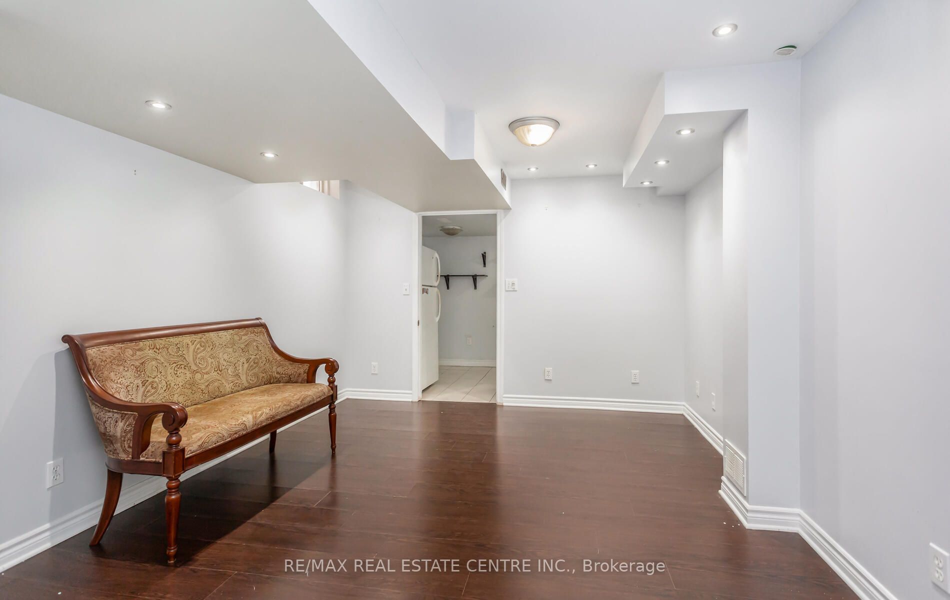 1104 Barclay Circ