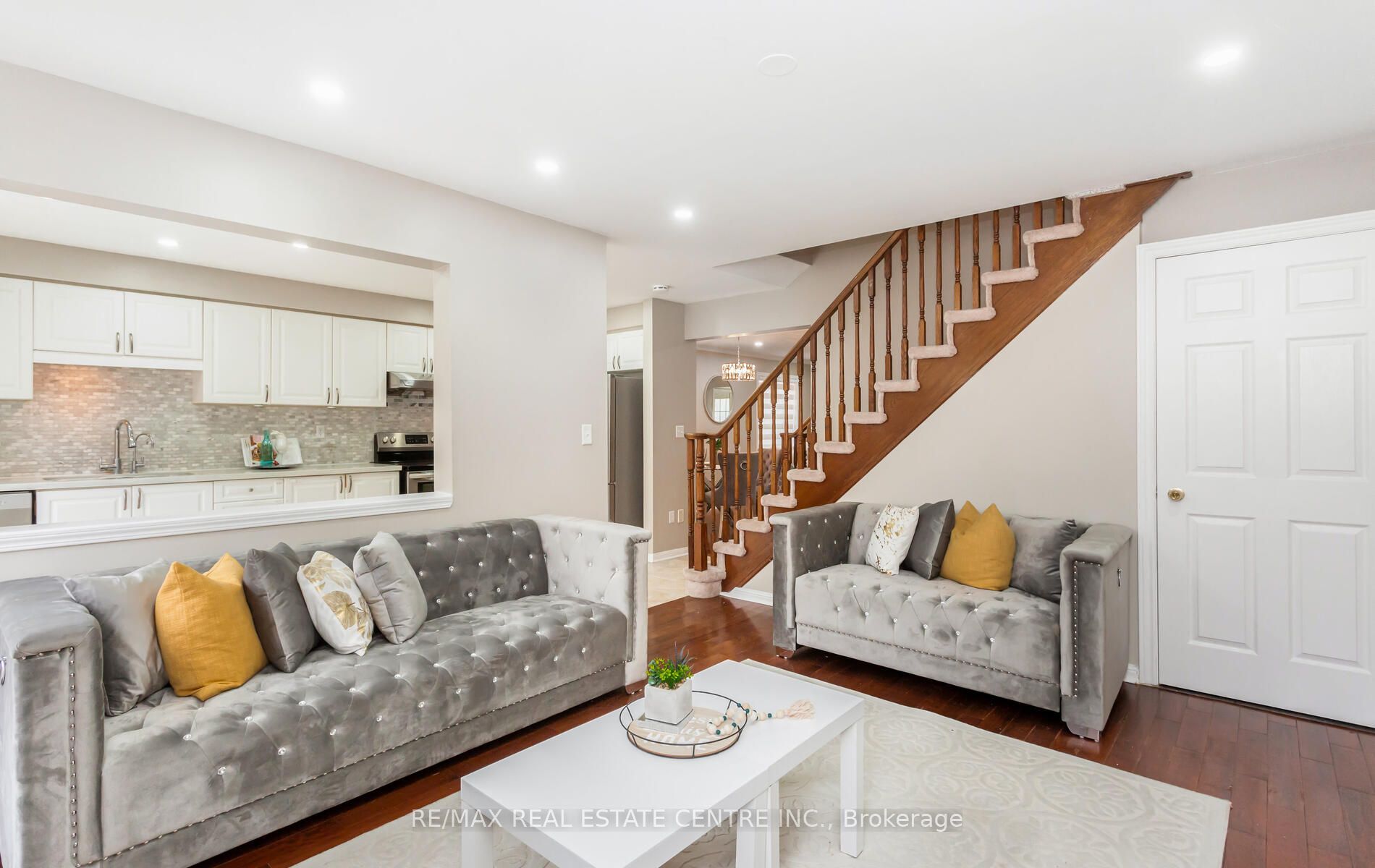 1104 Barclay Circ