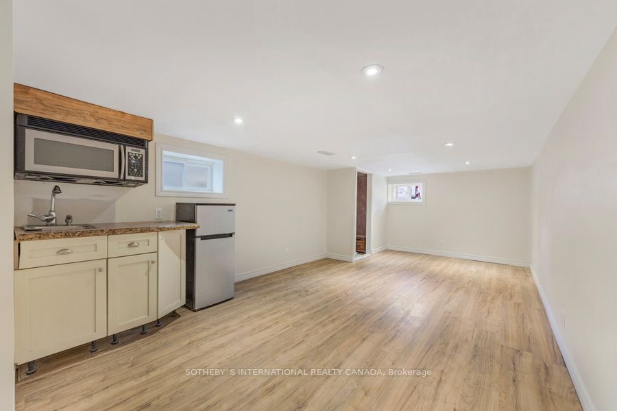 70 Dunraven Dr
