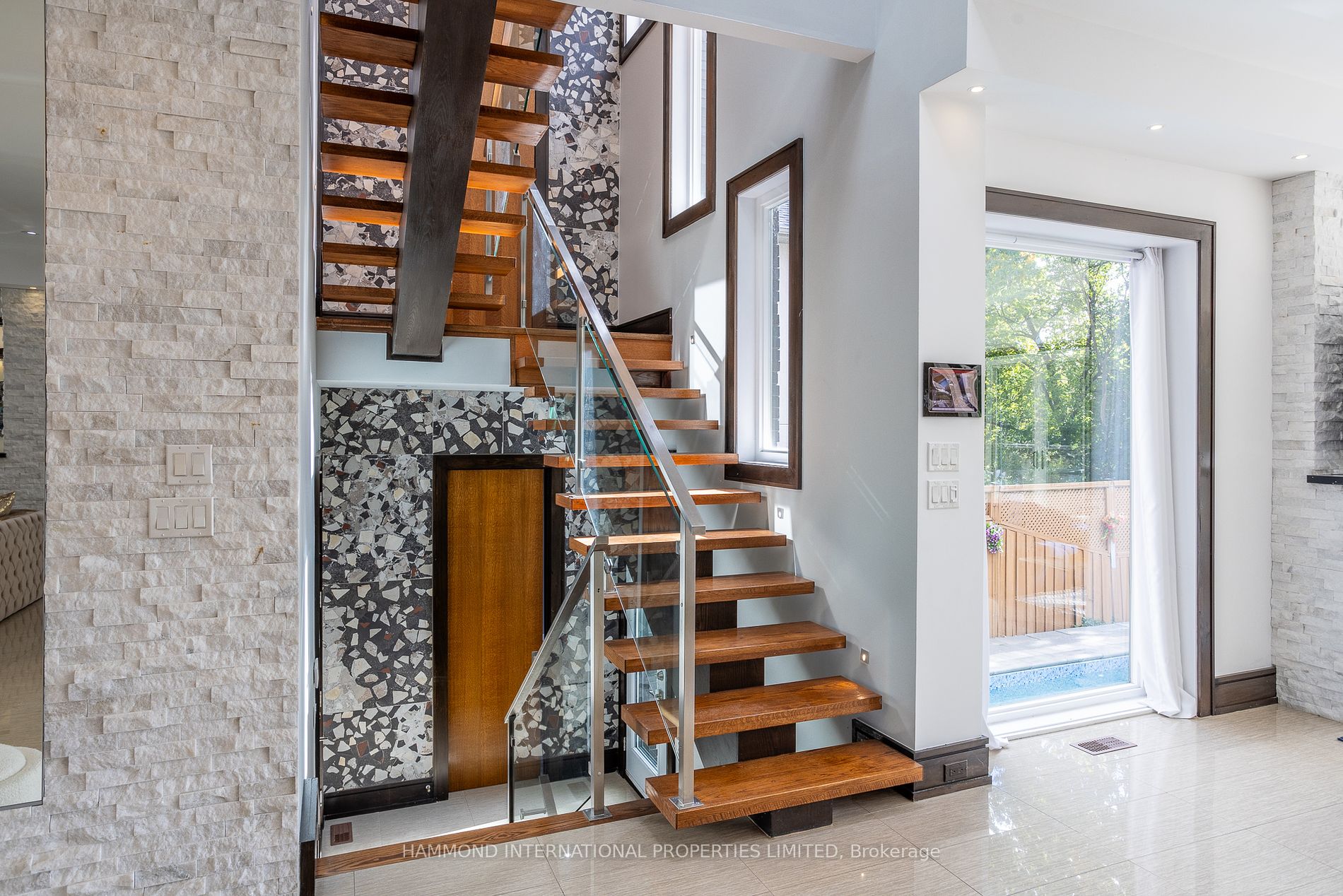 46 Ravenscrest Dr
