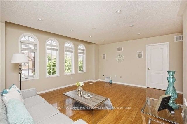 152 Queen Mary Dr