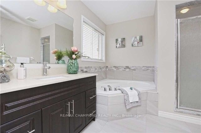 152 Queen Mary Dr