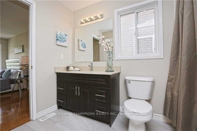 152 Queen Mary Dr