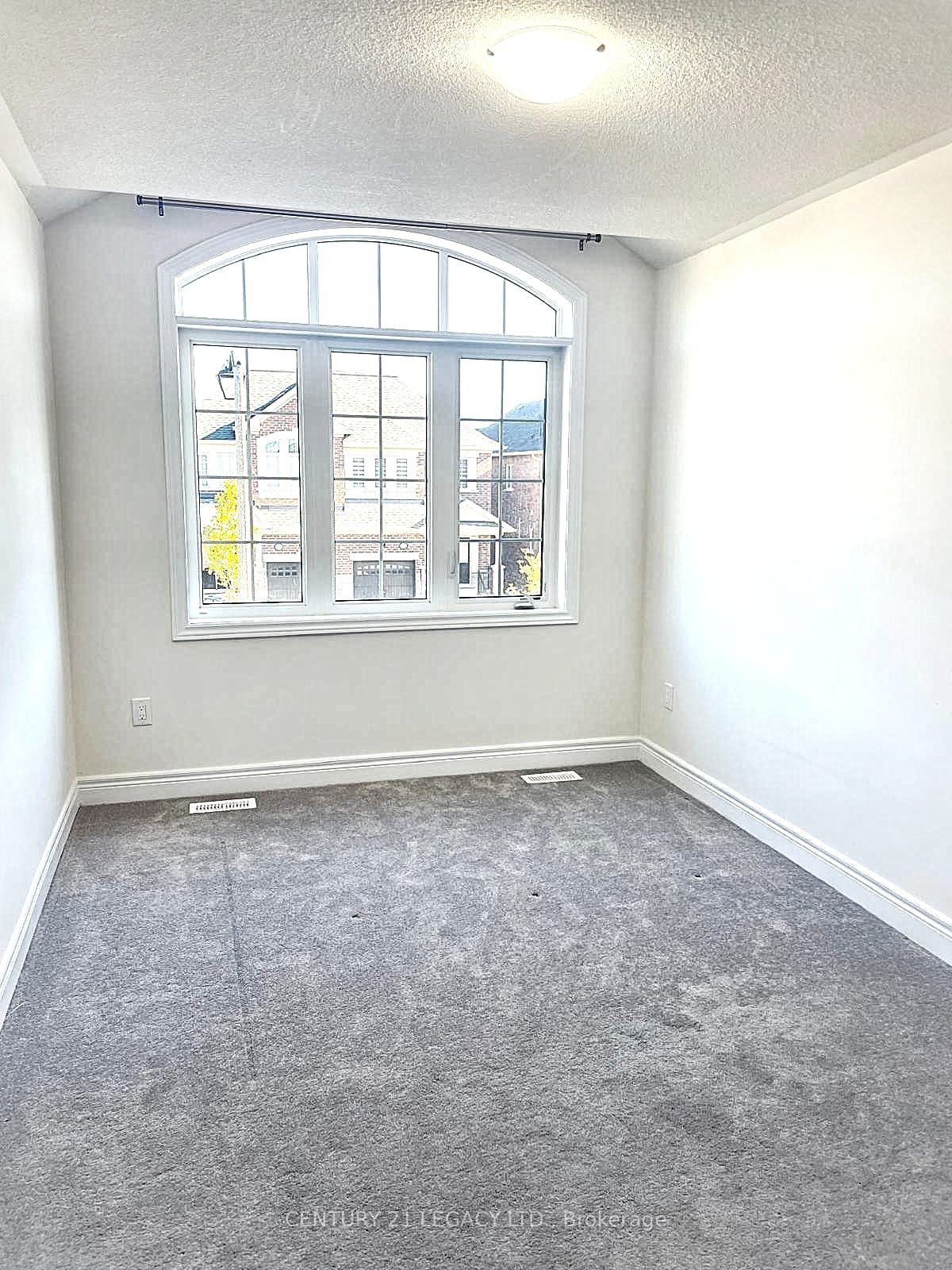 17 Overstone Rd