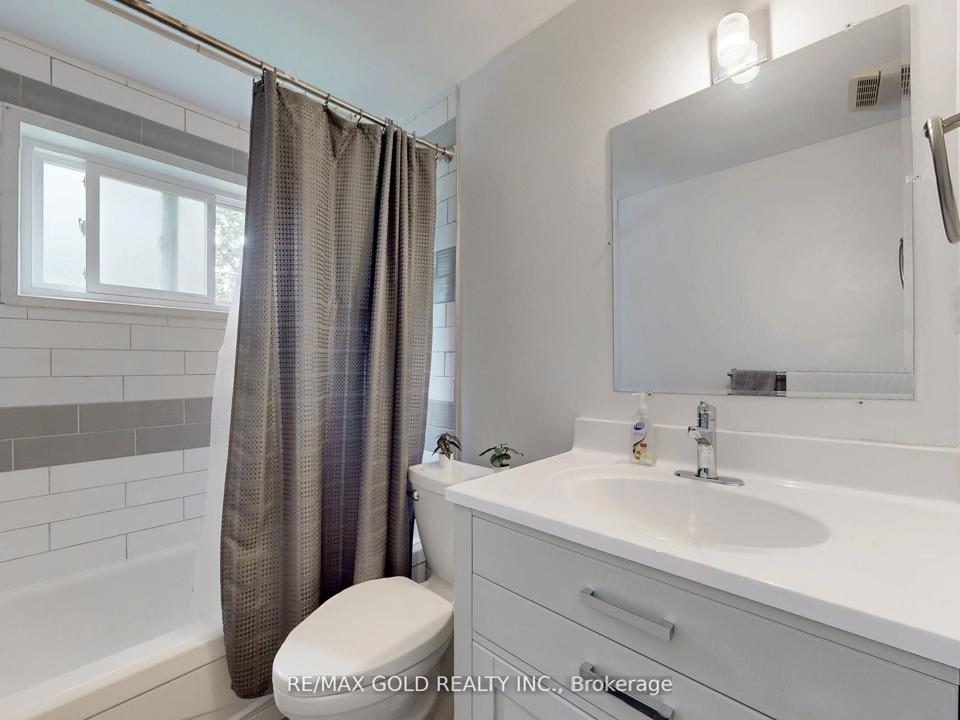 44 Deloraine Dr