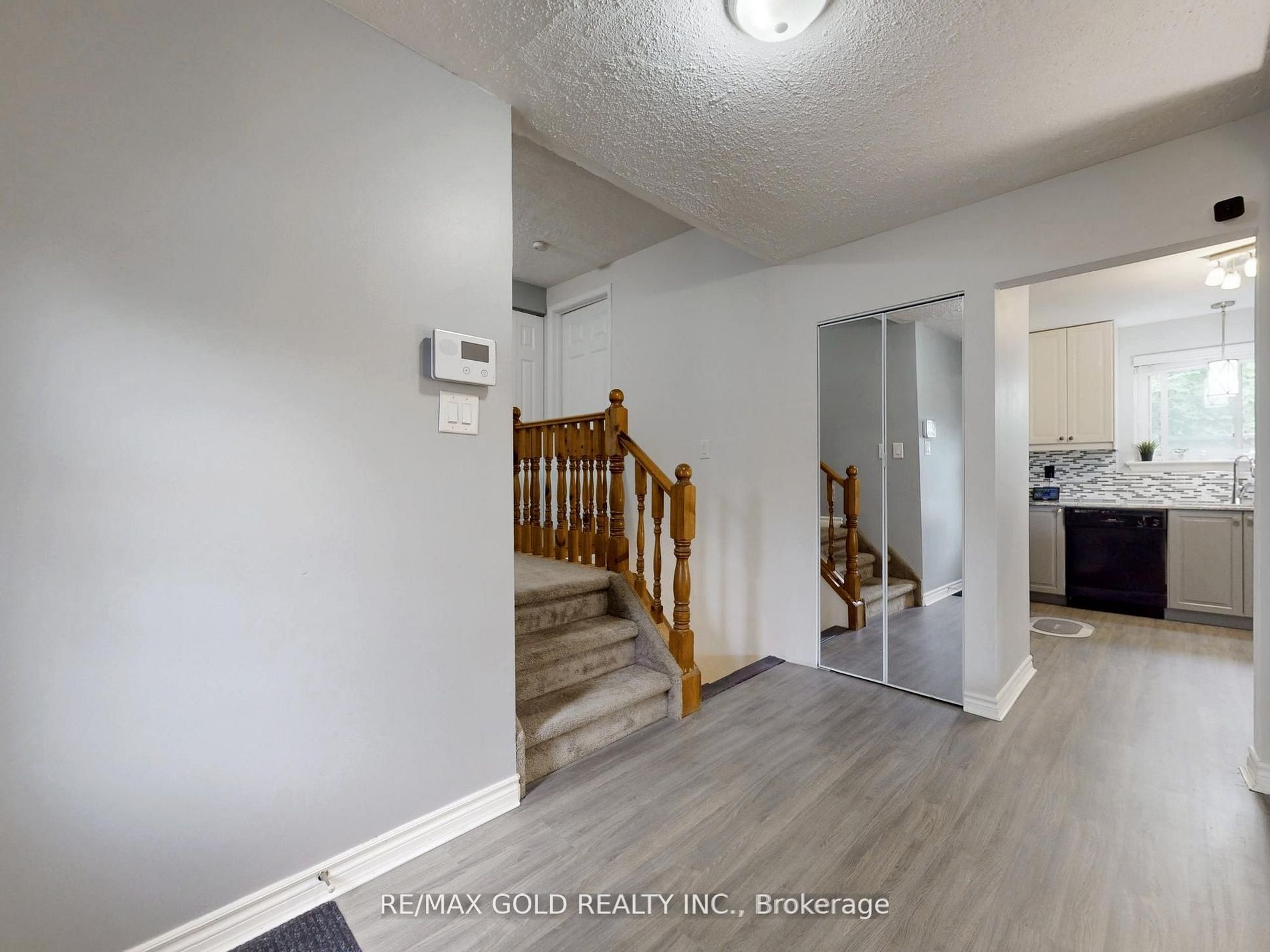 44 Deloraine Dr