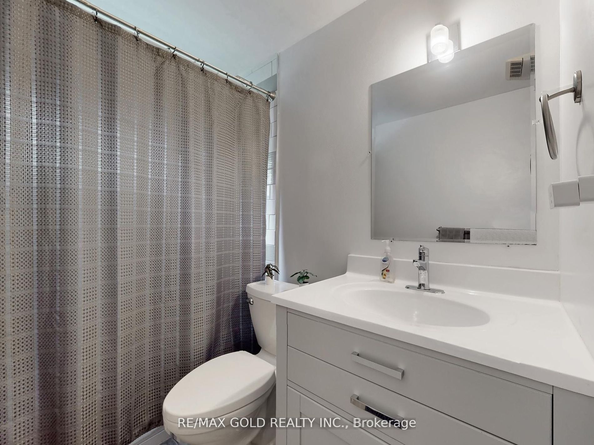 44 Deloraine Dr