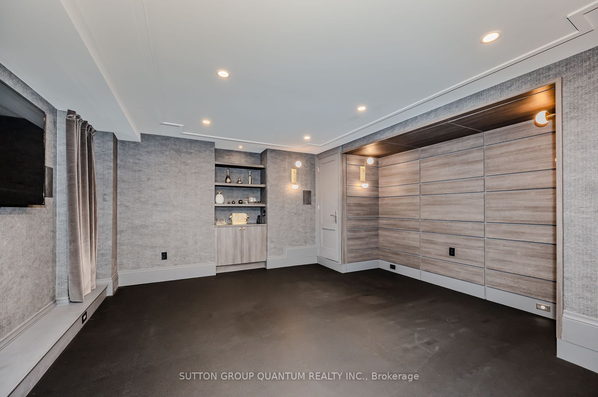 1207 Lakeshore Rd W