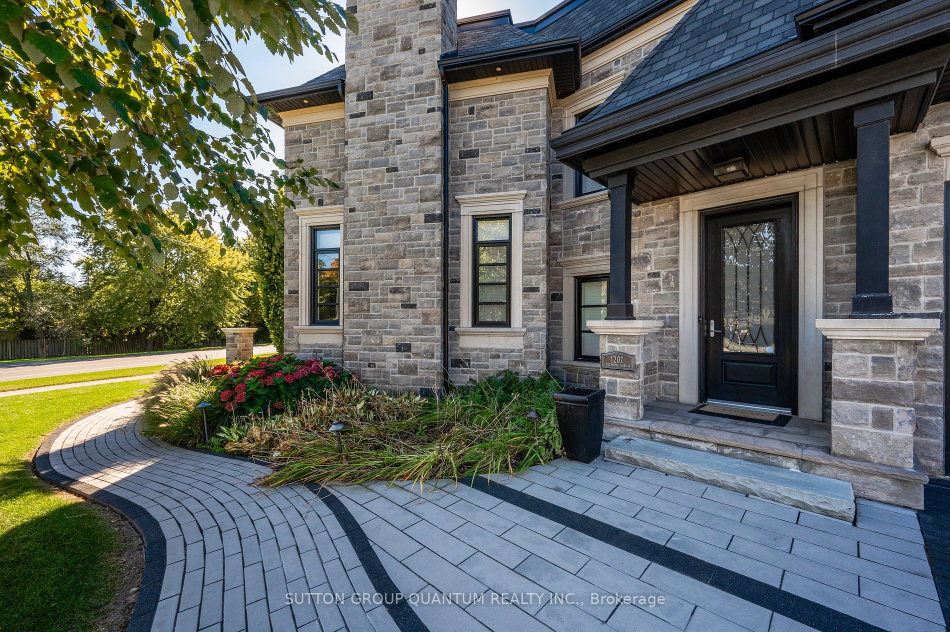 1207 Lakeshore Rd W