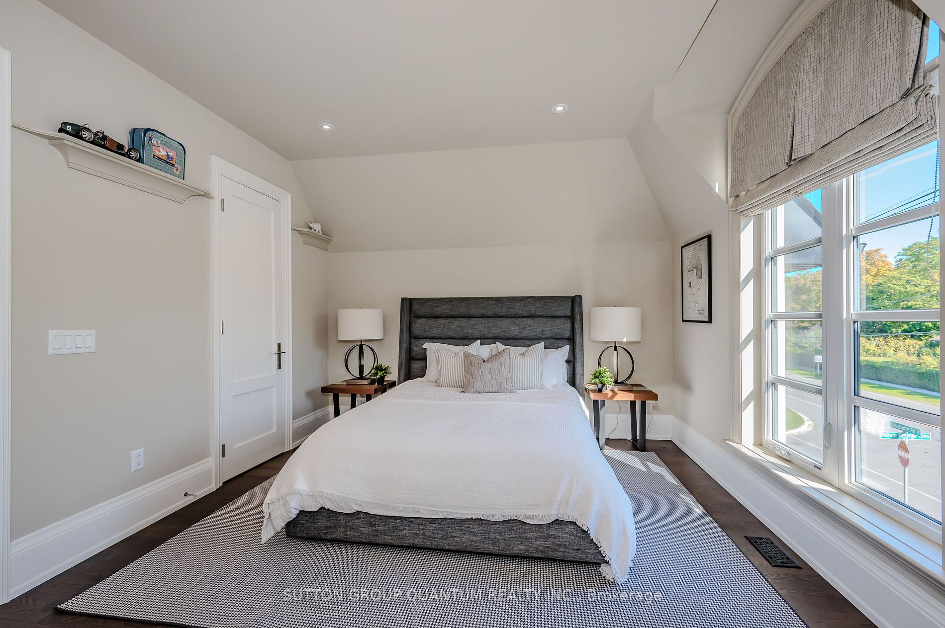 1207 Lakeshore Rd W
