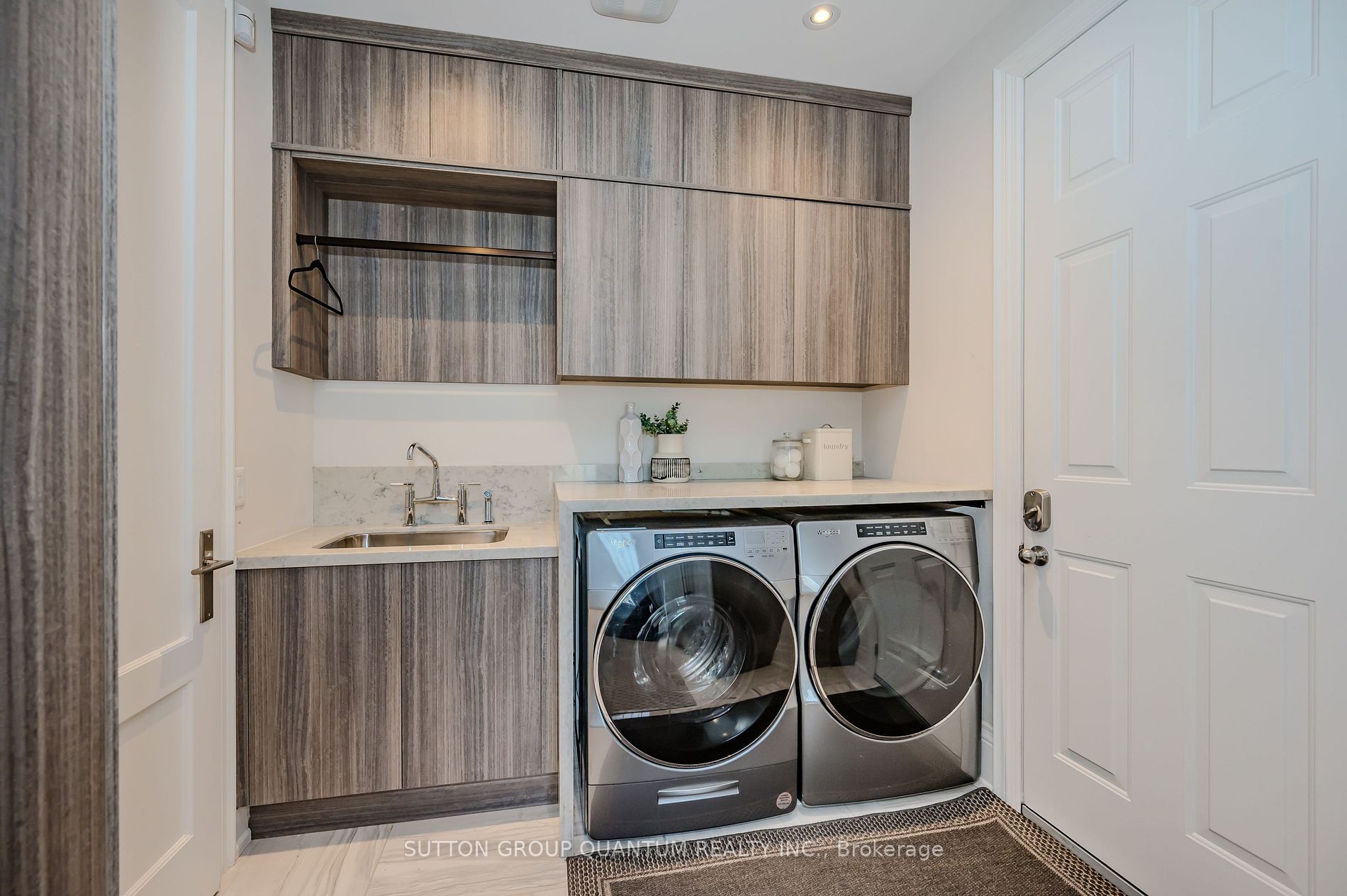 1207 Lakeshore Rd W