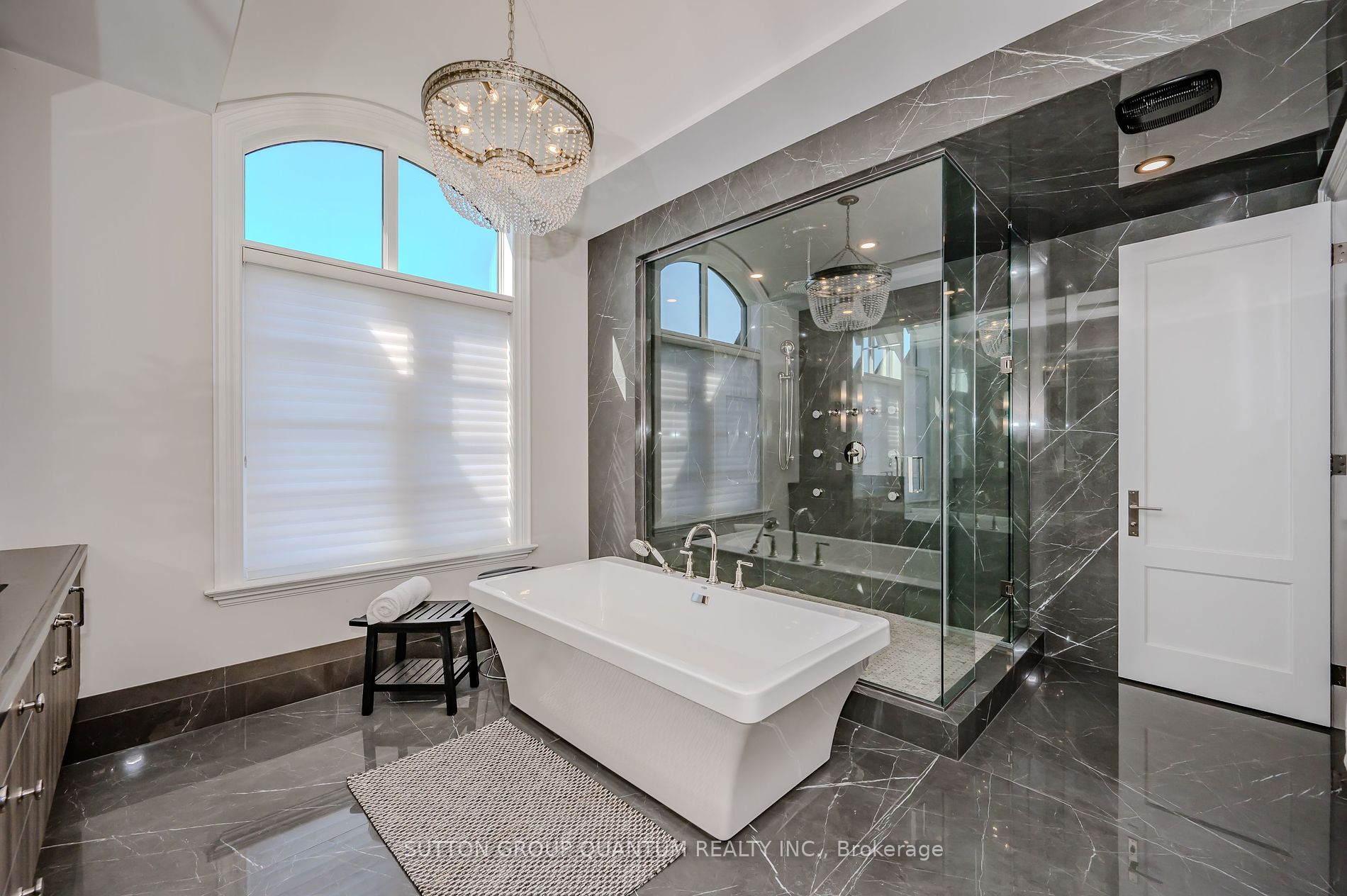 1207 Lakeshore Rd W